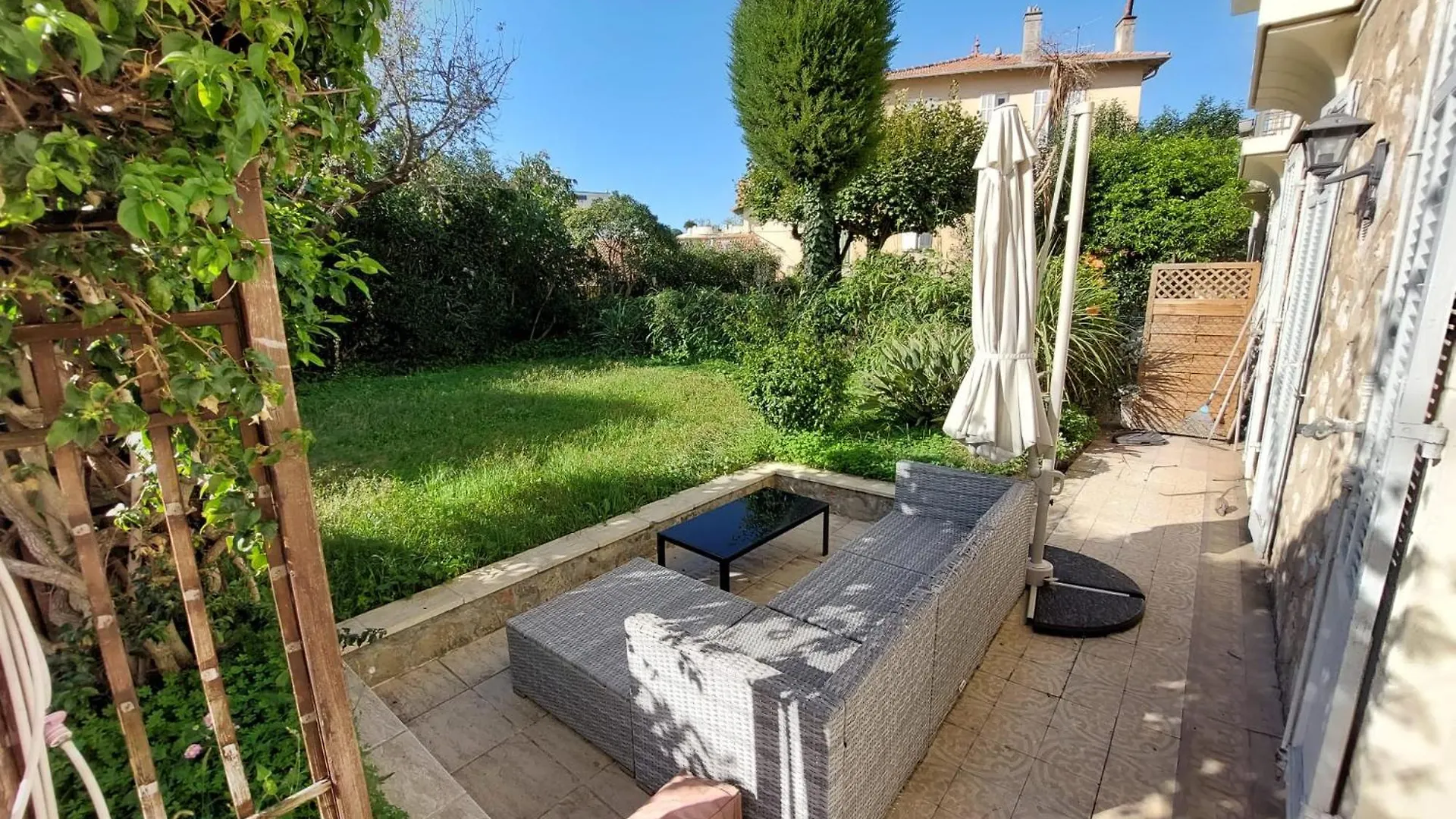 Magnifique 2 Pieces Centre Parking Jardin France